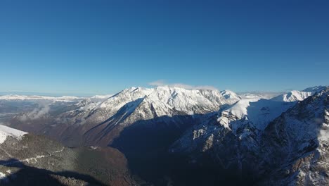 Vista-Panorámica-De-Drones-De-Un-Valle-Y-Montañas-Nevadas.-Día-Soleado-Francia